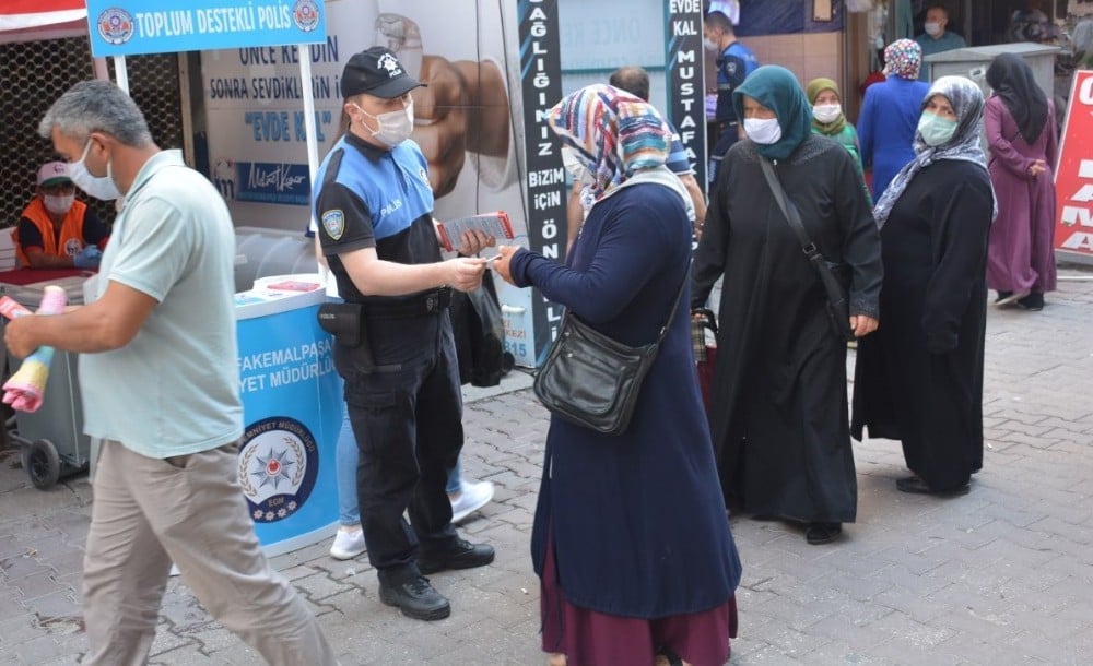 Polisler dolandırıcılığa karşı vatandaşlara broşür dağıttı 