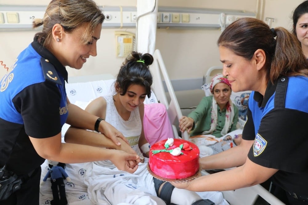 Polisler, Eylül’ün doğum gününü hastanede kutladı 