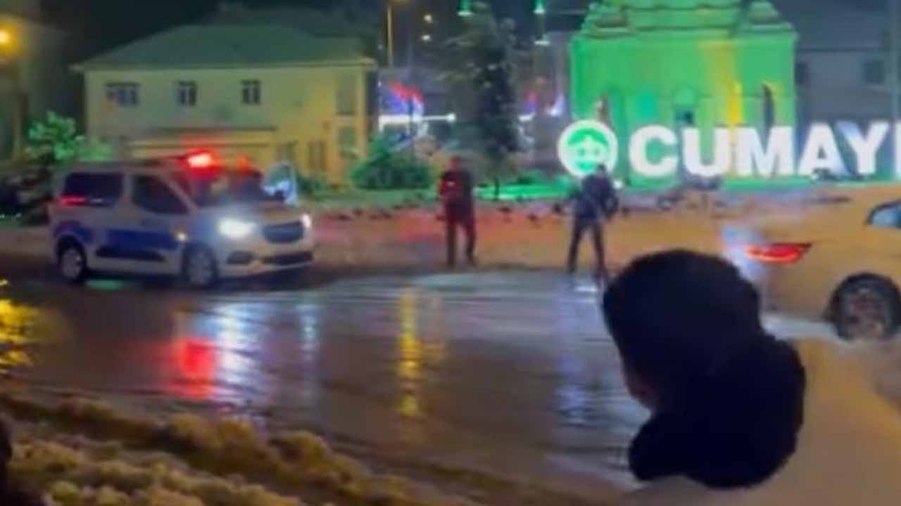 Polisler gençlerle kar topu oynadı! O anlar kamerada