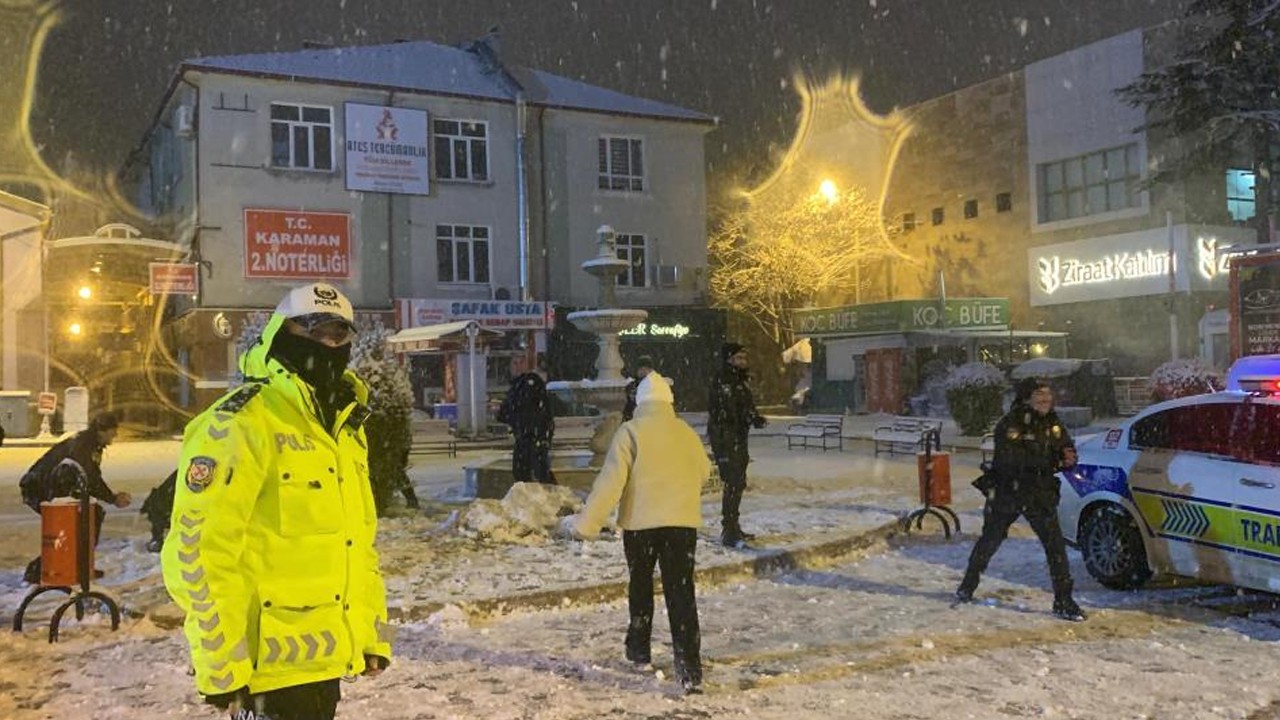 Polisler gençlerle kartopu savaşı yaptı! Renkli görüntüler kamerada