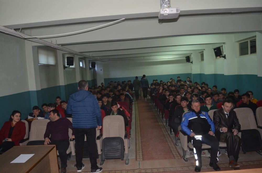 Polisler, liseli öğrencileri bilgilendirdi 