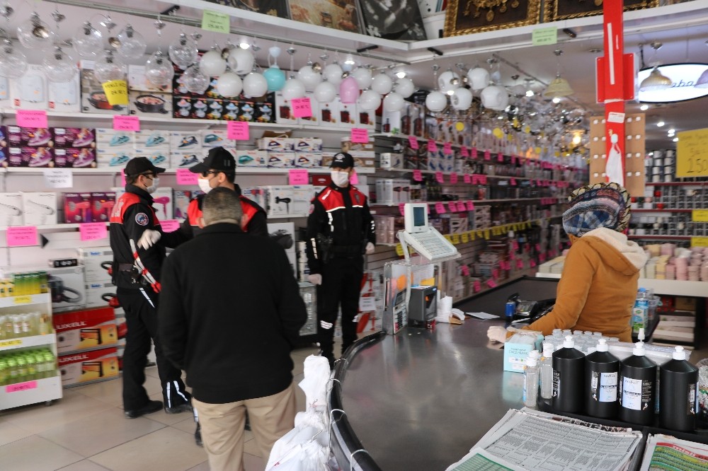 Polisler, minibüs, market ve 20 yaş altı denetim yaptı 