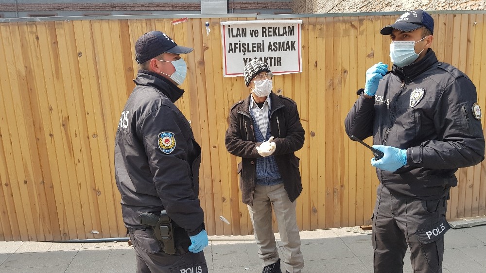 Polisler, risk grubundaki yaşlıları uyarırken, eve gitmeleri için söz istedi 
