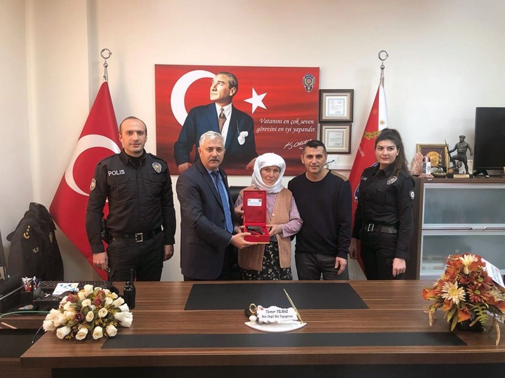 Polisler şehit annesinin talebini yerine getirdi 