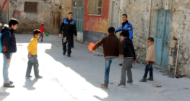 Polisler, sokakta çocuklarla futbol oynadı