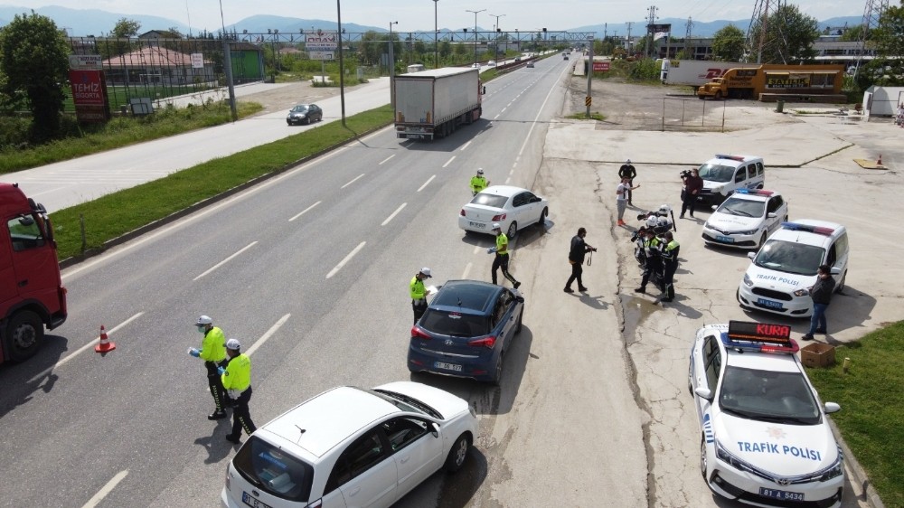 Polisler Trafik Haftası’nda sürücülere kolonya döktü, maske dağıttı 