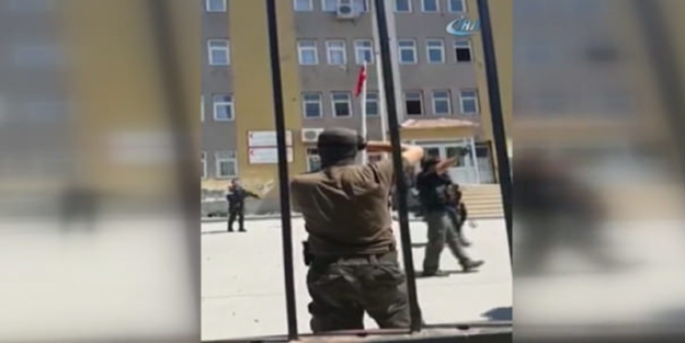 Polisler Türk bayrağını tekbirlerle göndere çekti - VİDEO