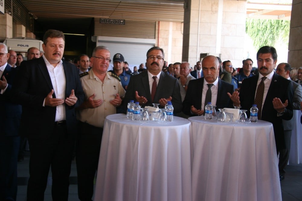 Polisler vatandaşlara kendi elleriyle aşure dağıttı 