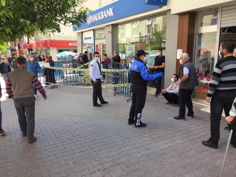 Polisler vatandaşları sosyal mesafe konusunda uyardı 