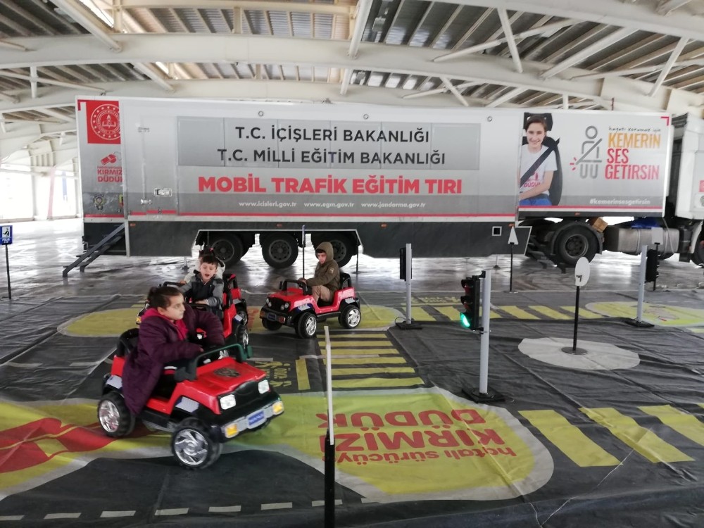 Polisler velilerin hataları için çocukları tembihledi 