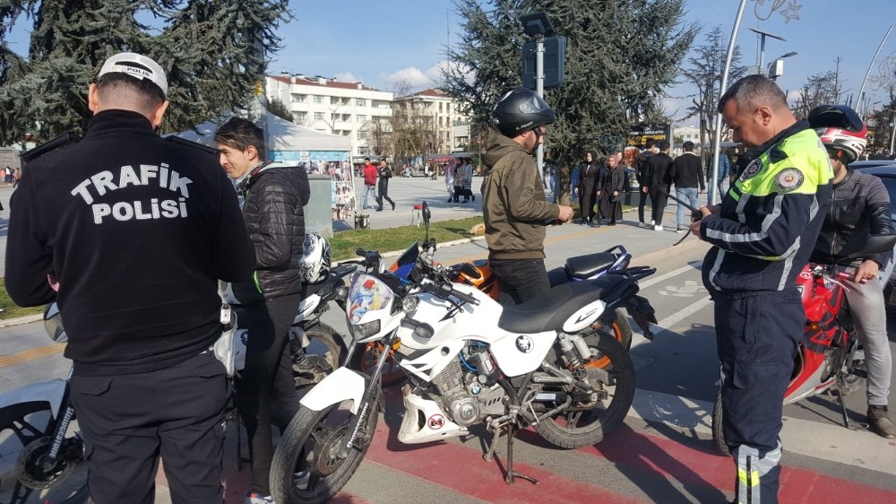 Polisler yaptıkları uygulamada iki saatte 212 araç kontrol edildi 