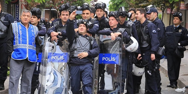 Polislerde selfie modasına ayak uydurdu