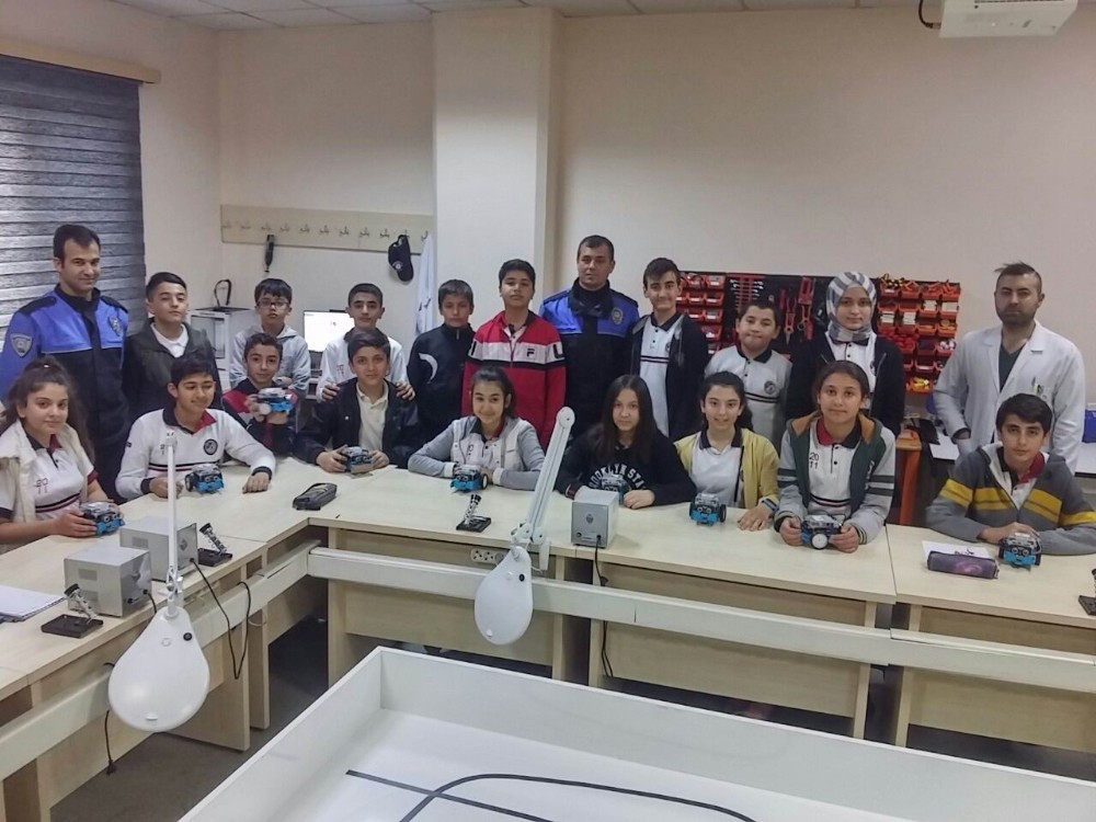 Polislerden 17 öğrenciye robotik kodlama kursu 