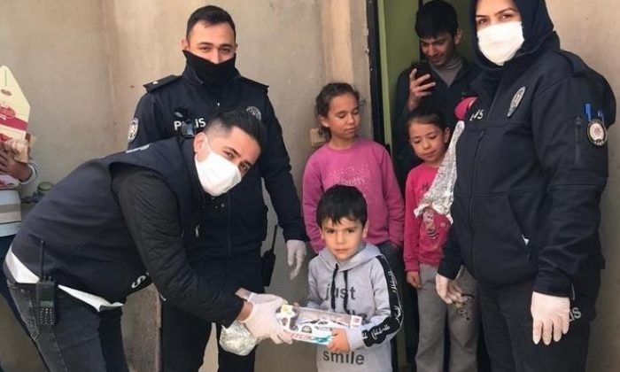 Polislerden 5 yaşındaki Salih’e doğum günü sürprizi 