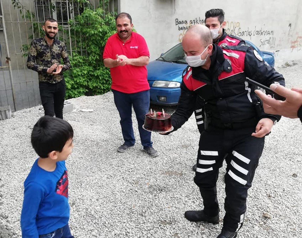 Polislerden 6 yaşına giren çocuğa doğum günü sürprizi 