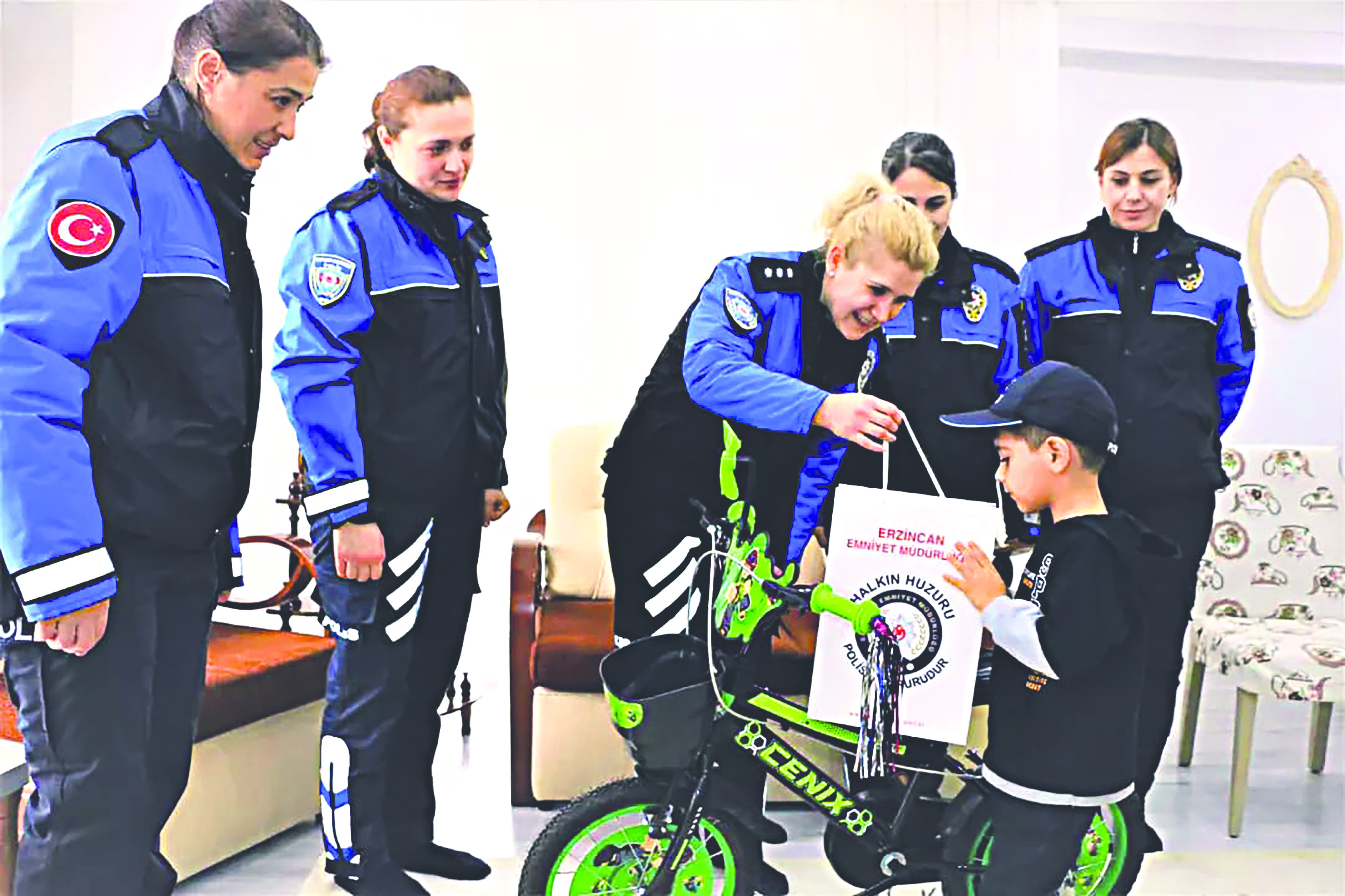 Polislerden depremzede çocuğa bisiklet sürprizi