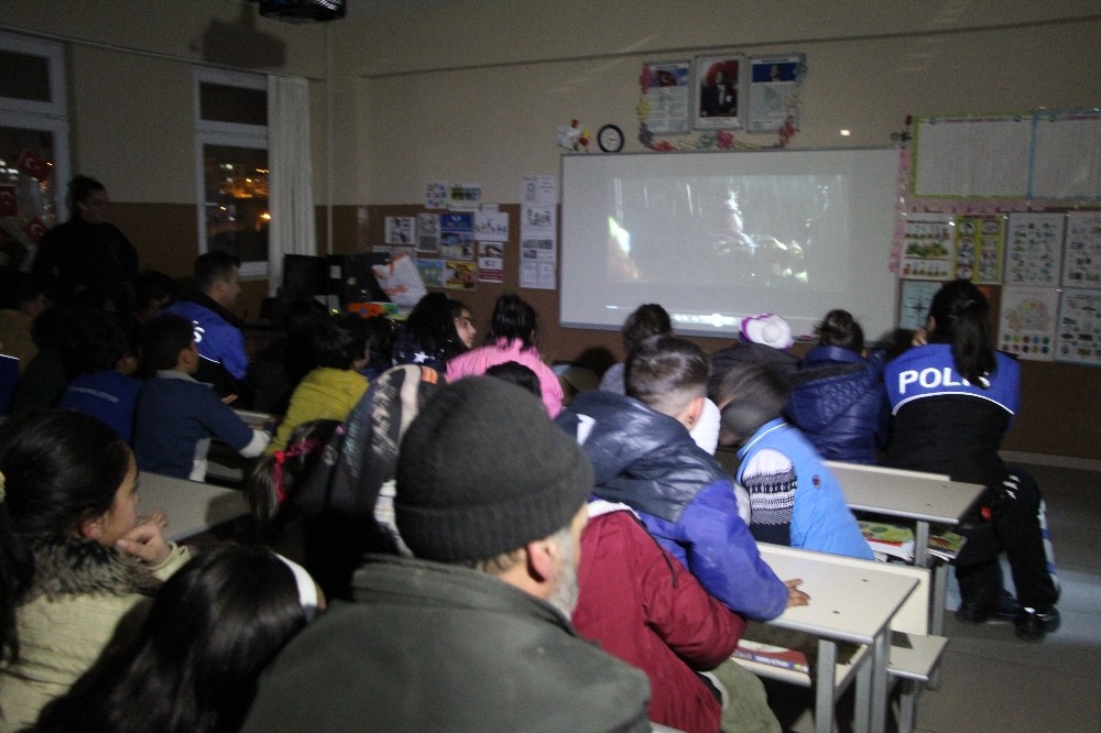 Polislerden depremzede çocuklara özel sinema etkinliği 