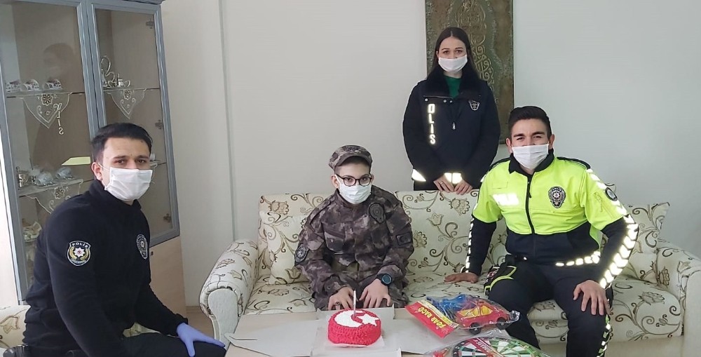 Polislerden engelli çocuğa pastalı 23 Nisan kutlaması 