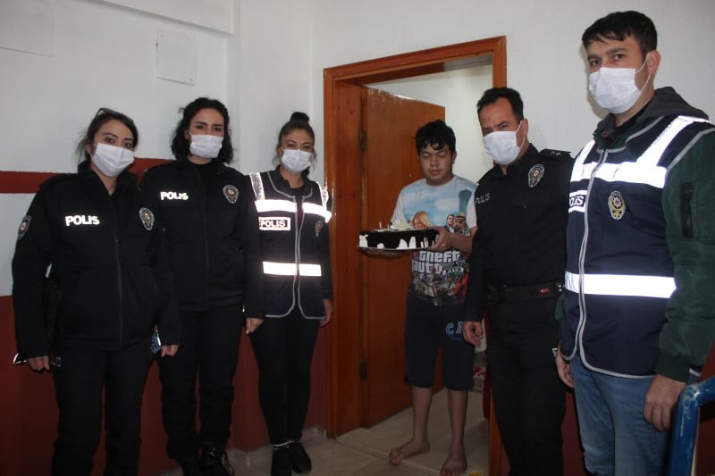 Polislerden engelli gence doğum günü sürprizi 