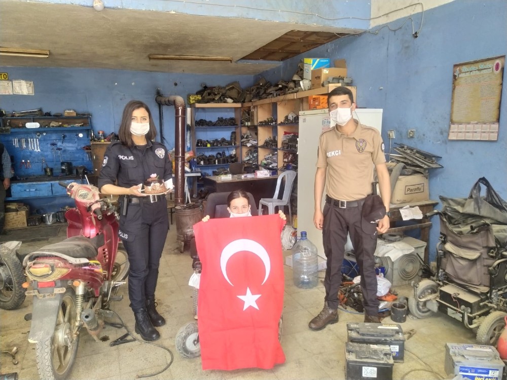 Polislerden engelli kıza kutlama 