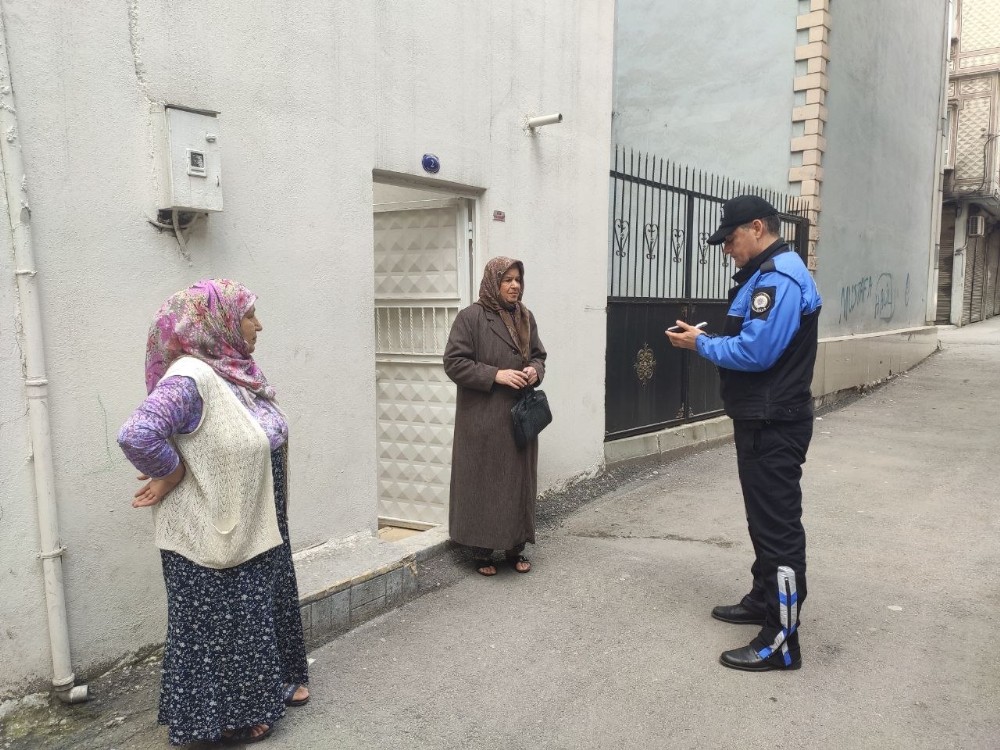 Polislerden evde sıkılan yaşlılara ’Mangala’ hediyesi 