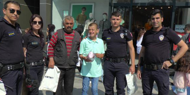 Polislerden helal olsun dedirtecek hareket!