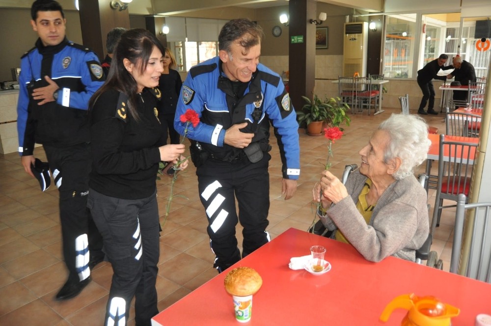 Polislerden huzurevi sakinlerine sürpriz doğum günü ziyareti 