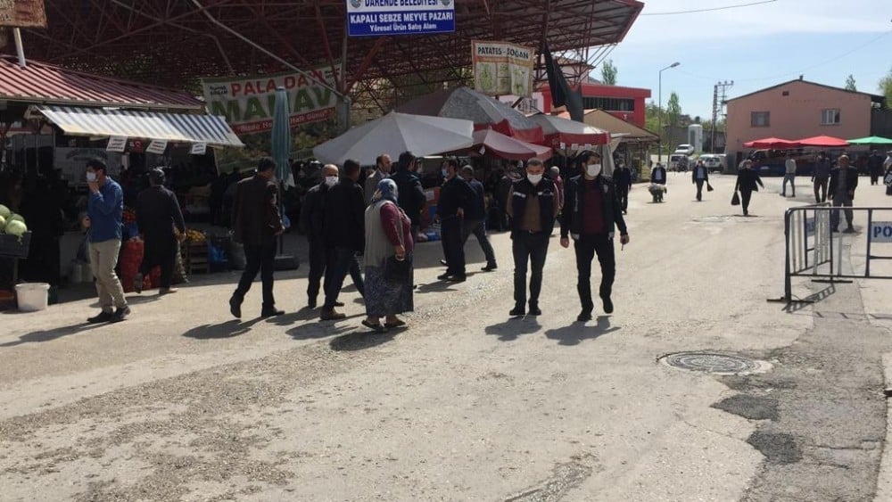 Polislerden sosyal mesafe uyarısı 
