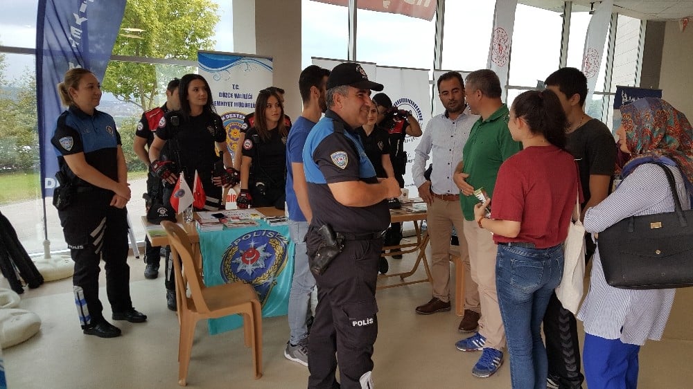 Polislerden üniversitesi öğrencilerine bilgilendirme 
