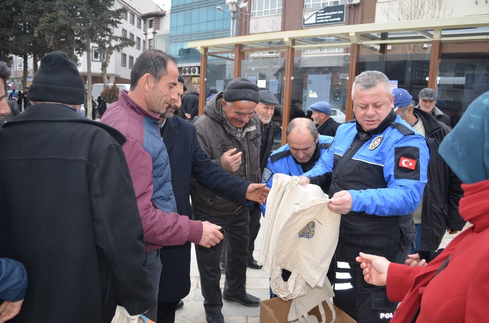 Polislerden vatandaşlara bez çanta 