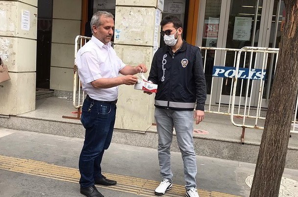 Polislerden vatandaşlara maske dağıtımı yapılıyor 