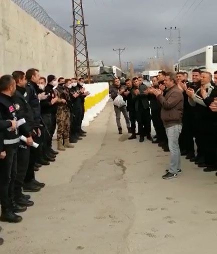 Polislere alkışlı kutlama 
