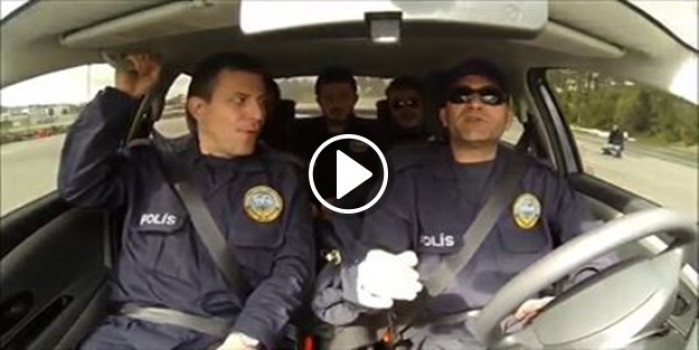 Polislere araba dersi verirken kendinden geçen hoca