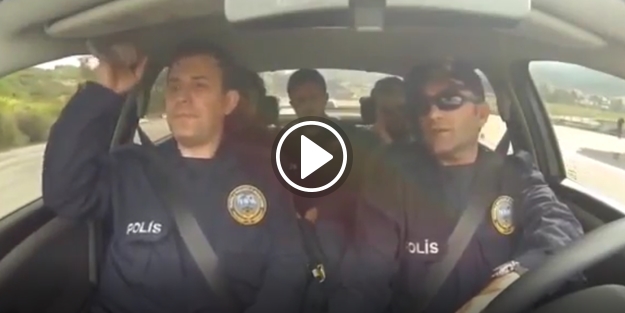 Polislere ders verirken kendinden geçen hoca