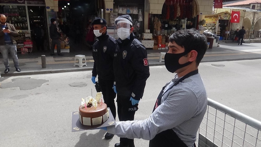 Polislere pastalı teşekkür 
