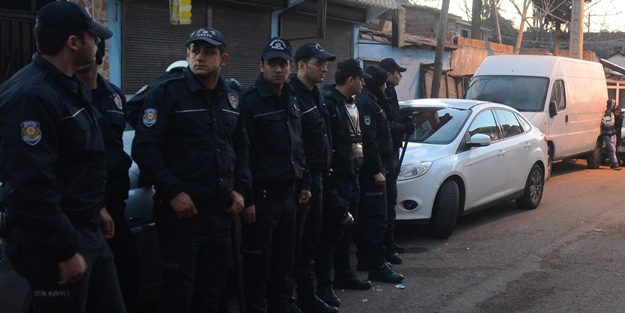 Polislere bıçaklı saldırı: 1 şehit!