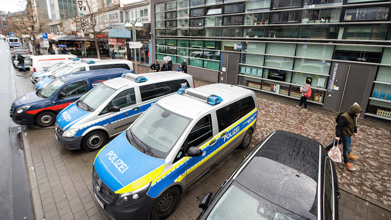 Polisleri dışkıya oturttular!