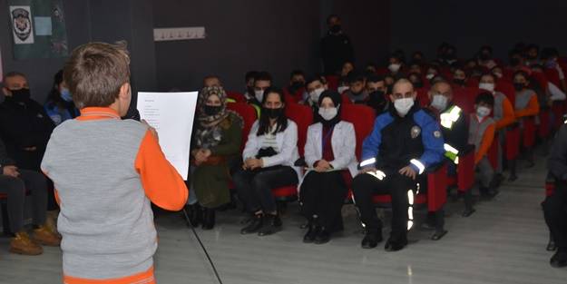 Polisleri okullara davet ettiler! Hakkarili öğrencilerden duygulandıran etkinlik