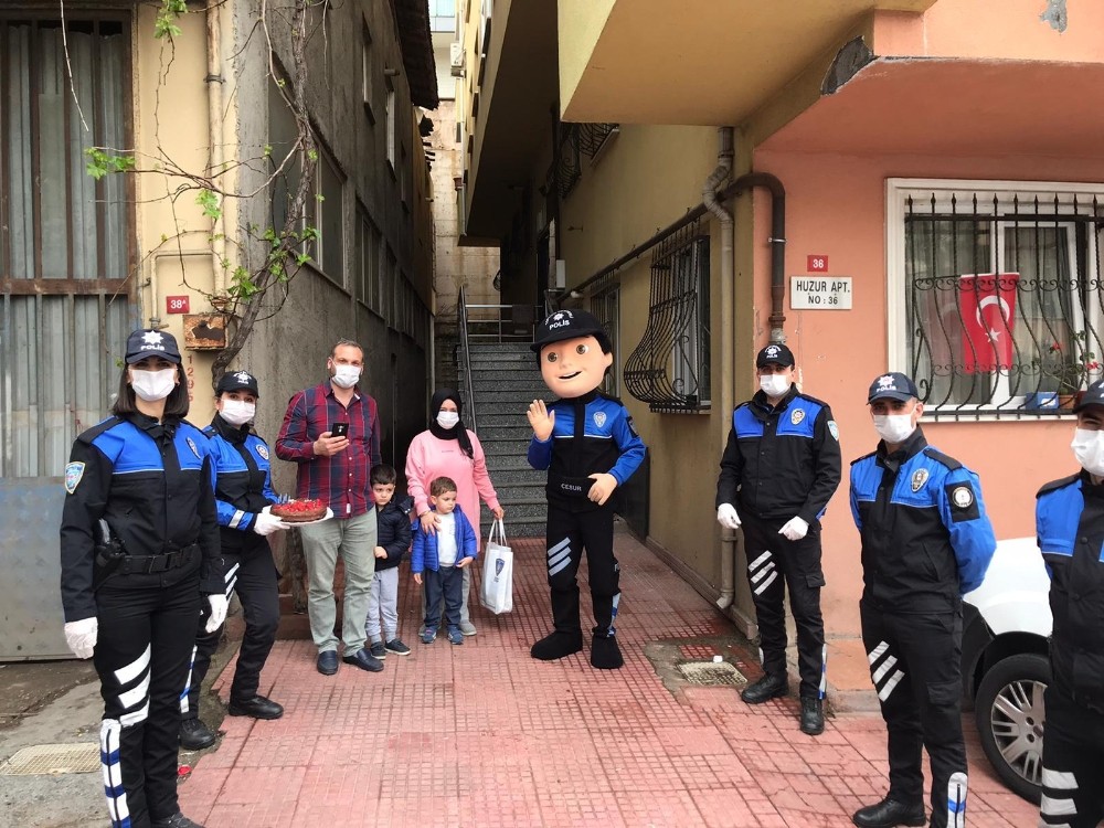 Polisleri seven küçük çocuğa polislerden sürpriz doğum günü kutlaması 