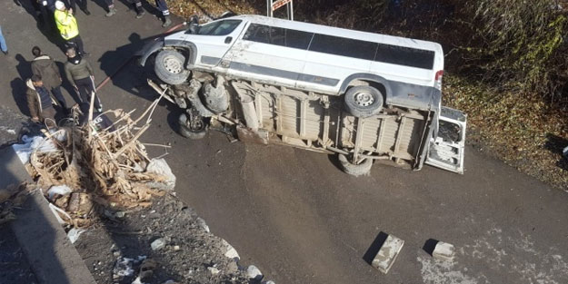 Polisleri taşıyan minibüs şarampole yuvarlandı: Yaralılar var