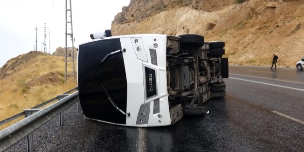 Polisleri taşıyan minibüs devrildi, 7 polis yaralı