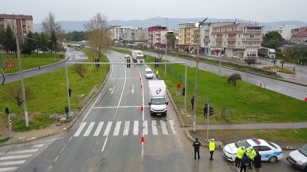 Polislerin geri çevirdiği otomobiller havadan görüntülendi 