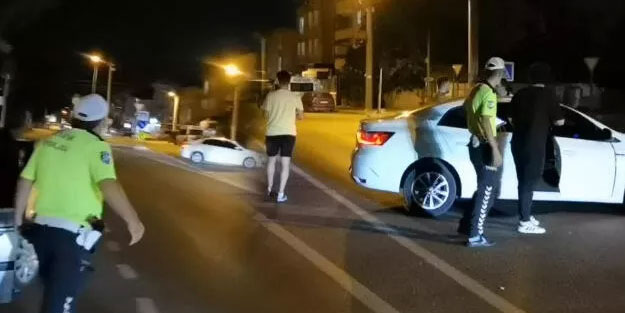 Polislerin üzerine otomobili sürdü