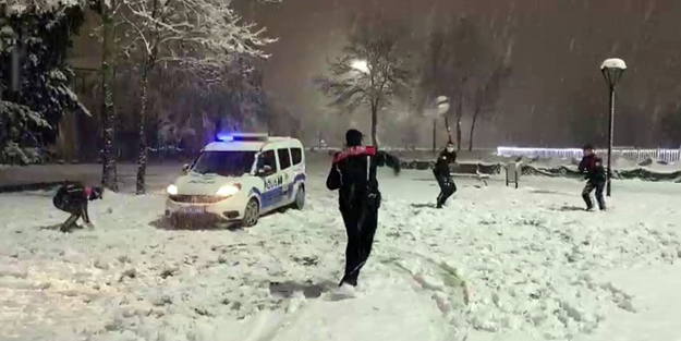 Polislerin yoğun mesaisine eğlenceli 'kar' molası