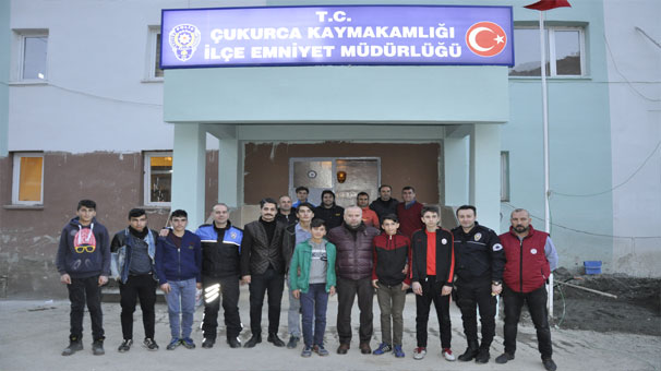 Polislerle öğrenciler futbol oynadı