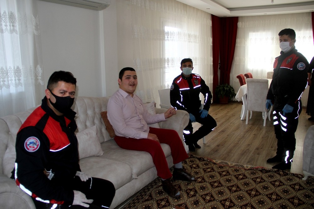 Polisliğe ilgi duyan engelli gence polislerden pastalı sürpriz 