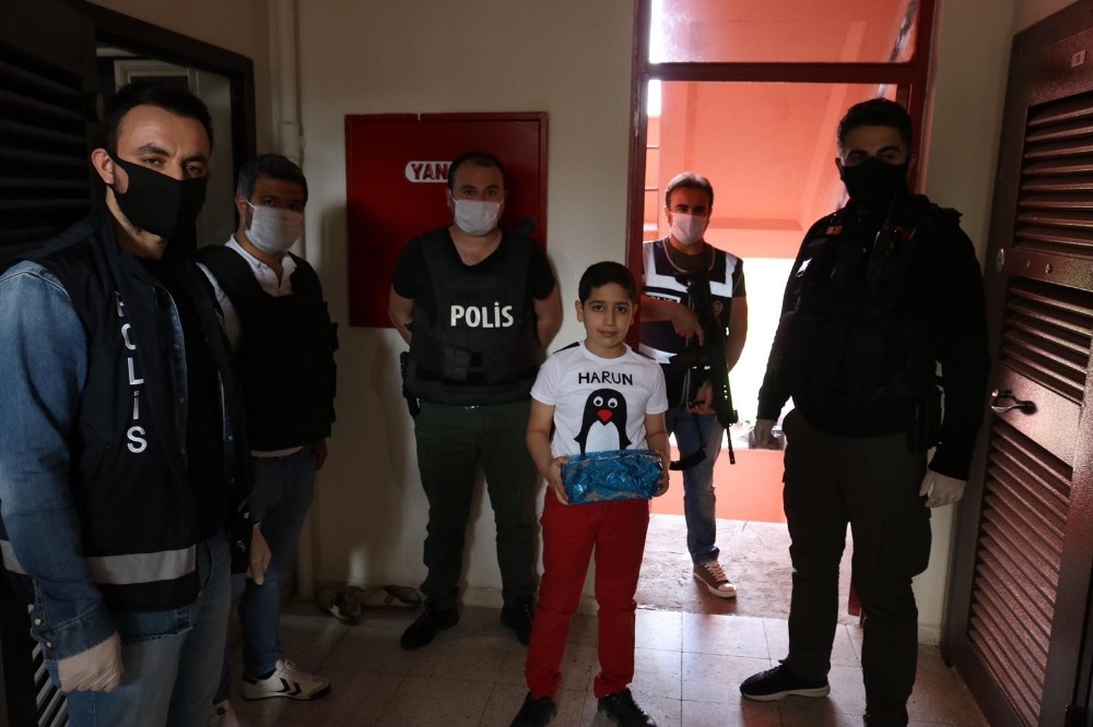 Polisten 10 yaşına basan Harun’a doğum günü sürprizi 
