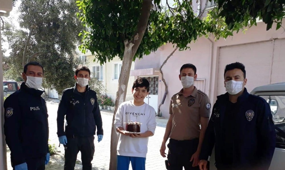 Polisten 12 yaşındaki çocuğa doğum günü sürprizi 