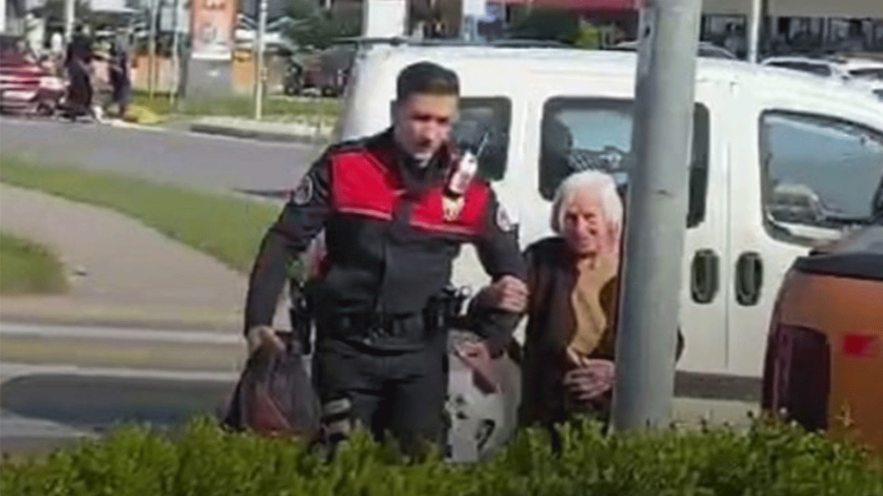 Polisten alkışlanacak hareket! Elinden tutup karşıya kadar geçirdi!