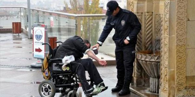 Polisten alkışlanacak hareket! Engelli vatandaşa abdest aldırdı